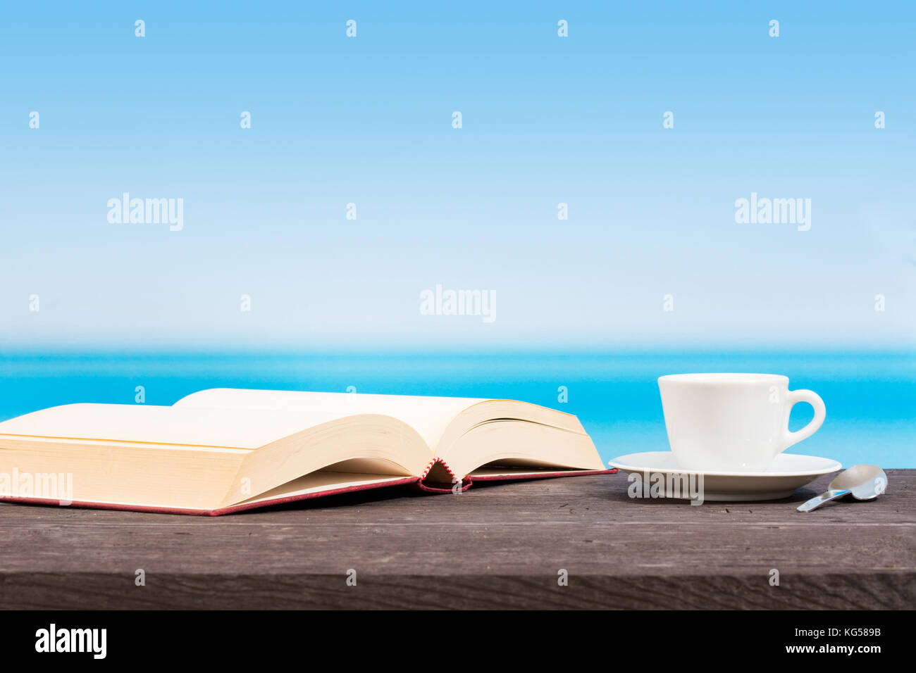 Tropische Meer vom Boot aus gesehen. Buch und Kaffee auf Tisch. Lesen und Entspannen im Urlaub Stockfoto