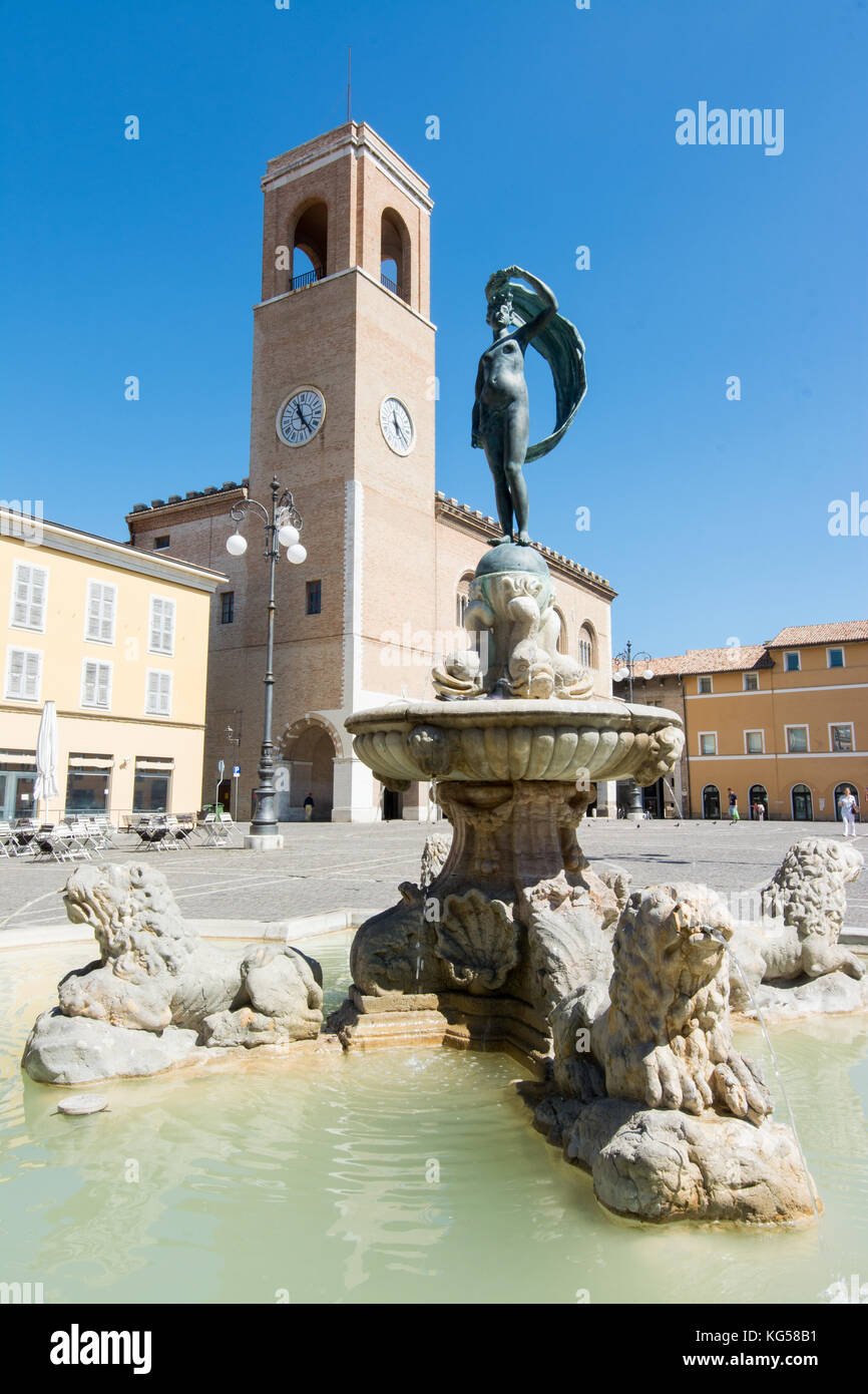 Fano, Pesaro, Marken, Italien. Palazzo del Podesta und Statua della Fortuna Stockfoto