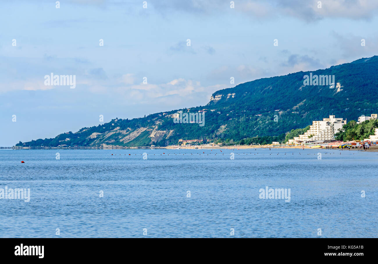 Die schwarzen Meer von Albena, Bulgarien mit goldenem Sand, Sonne, blaues Wasser, Hotels. Stockfoto