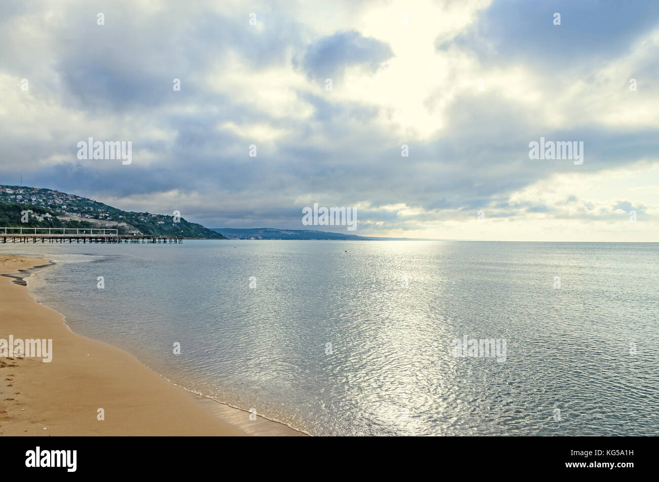 Die schwarzen Meer von Albena, Bulgarien mit goldenem Sand, Sonne, Blue Mystic Wasser. Stockfoto