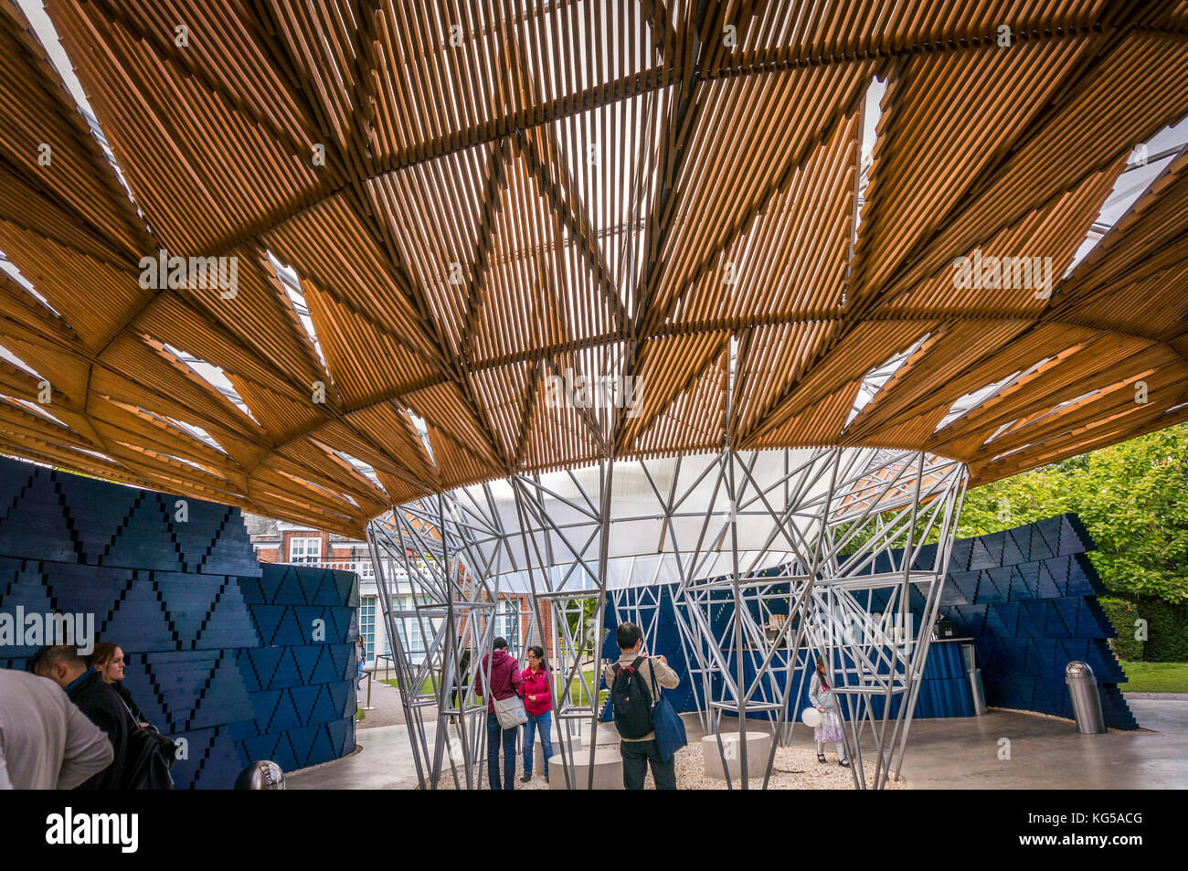 Die Serpentine Pavillon 2017 von Francis Kéré, Kensington Gardens, London, UK konzipiert Stockfoto