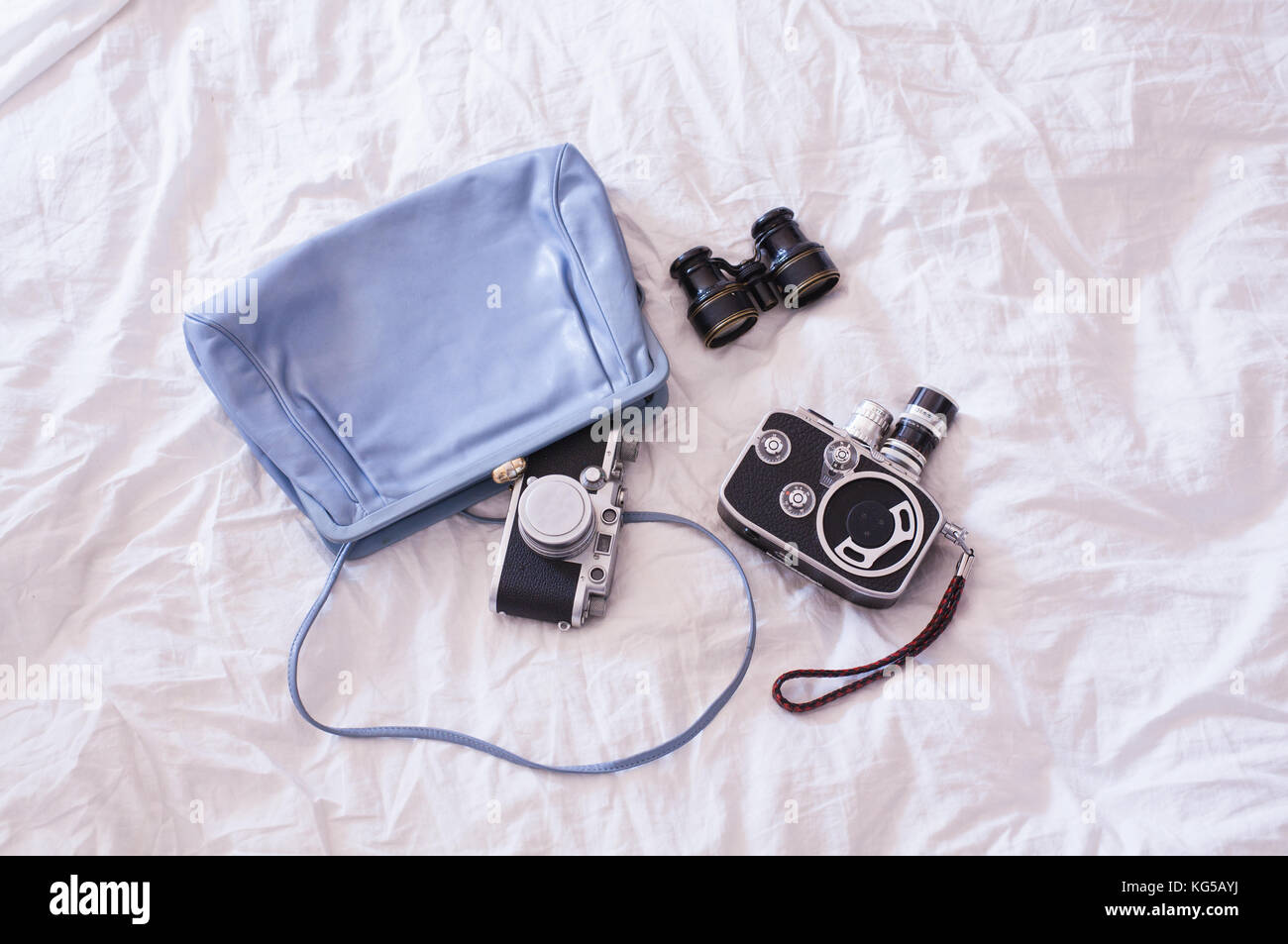 Vintage bag, Videokamera, Kamera und Fernglas Stockfoto