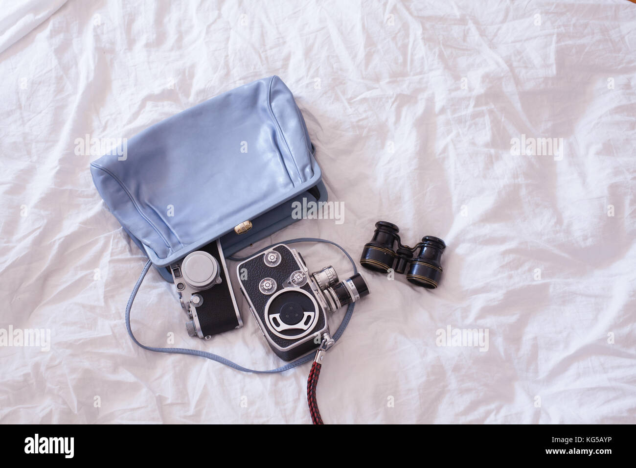 Vintage bag, Videokamera, Kamera und Fernglas Stockfoto