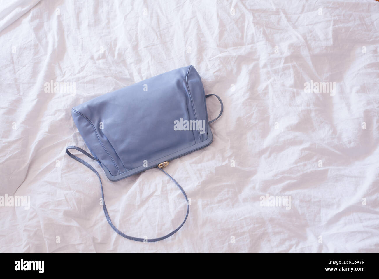 Blu vintage Tasche auf einem Bett. Stockfoto