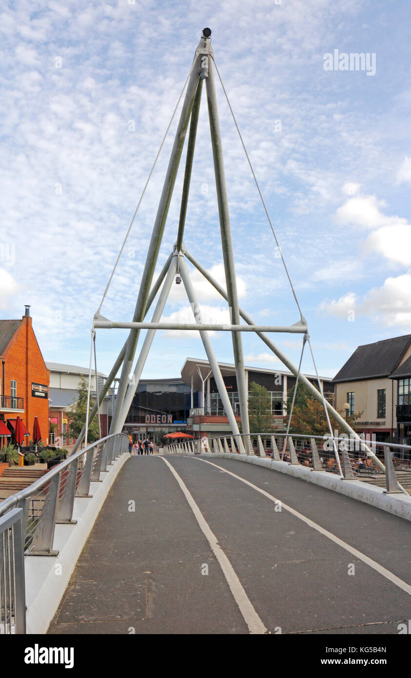 Ein Blick auf die Novi Sad Friendship Bridge über den Fluss Wensum am Flußufer in der Stadt Norwich, Norfolk, England, Vereinigtes Königreich. Stockfoto