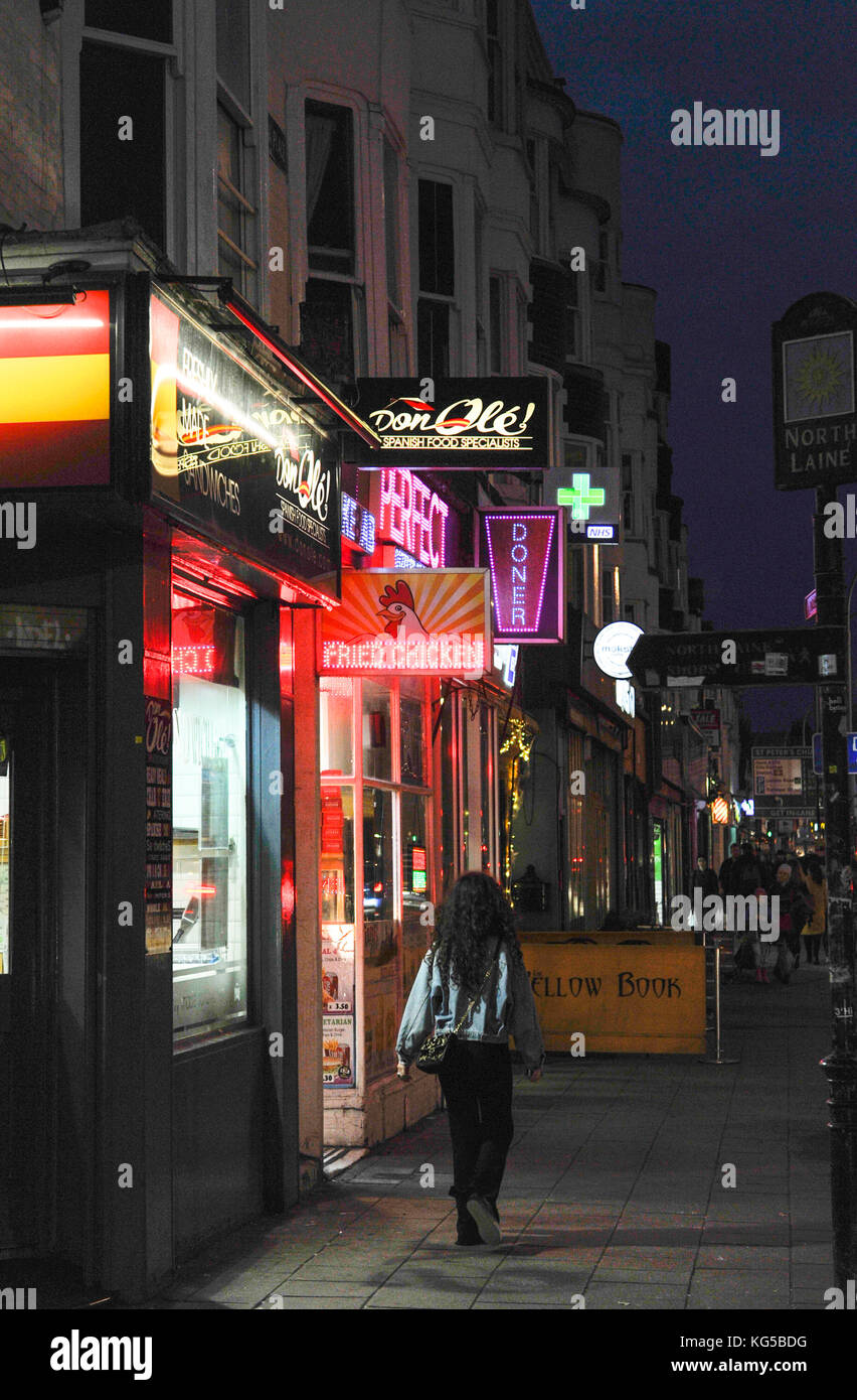 Verschiedene Fast-Food-Outlets, darunter spanische Tapas, Kebab-Läden und Fried Chicken in York Place Brighton bei Nacht Stockfoto