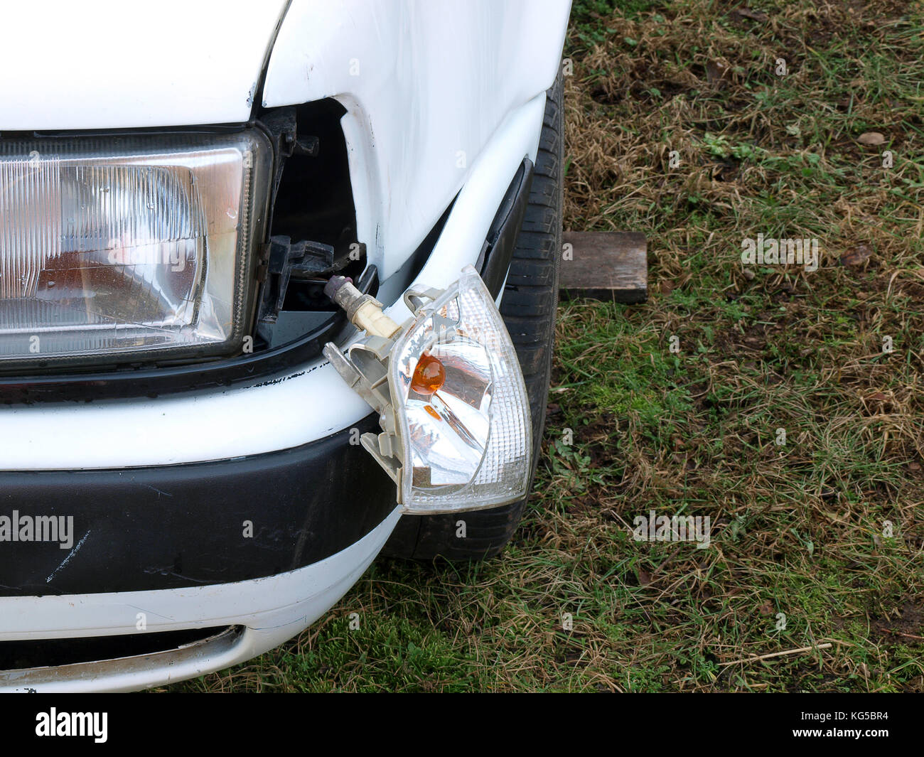Auto bei einem unfall beschãdigt -Fotos und -Bildmaterial in hoher