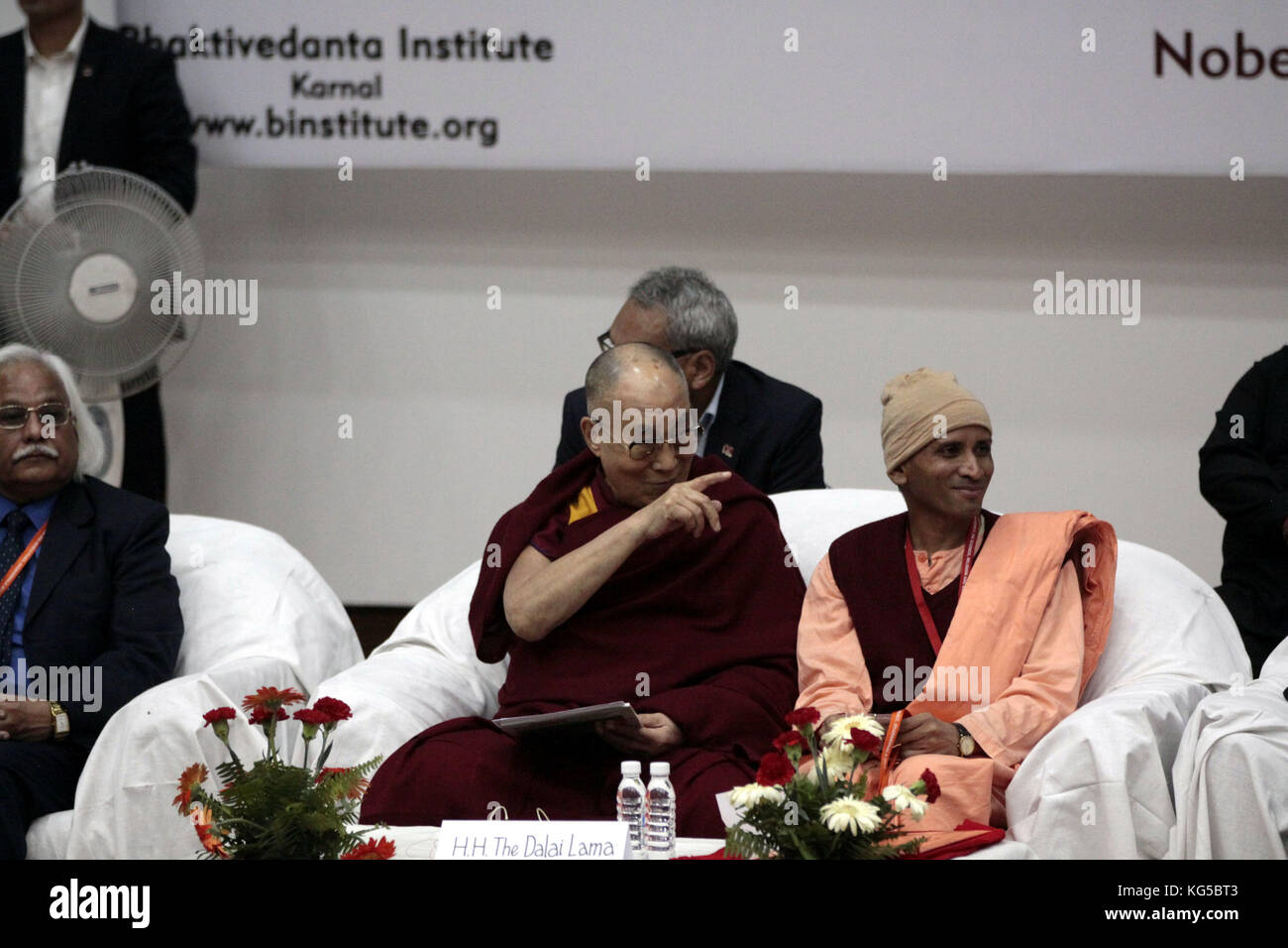 Indien. 04 Nov, 2017. tibetischen spirituellen Führer der Dalai Lama auf dem Weg zu einem Mönch während der Nationalhymne anlässlich der Konferenz über Wissenschaft, Religion und Frieden in der Welt durch bhaktivedanta Institute organisiert. Credit: shailesh bhatnagar/Pacific Press/alamy leben Nachrichten Stockfoto