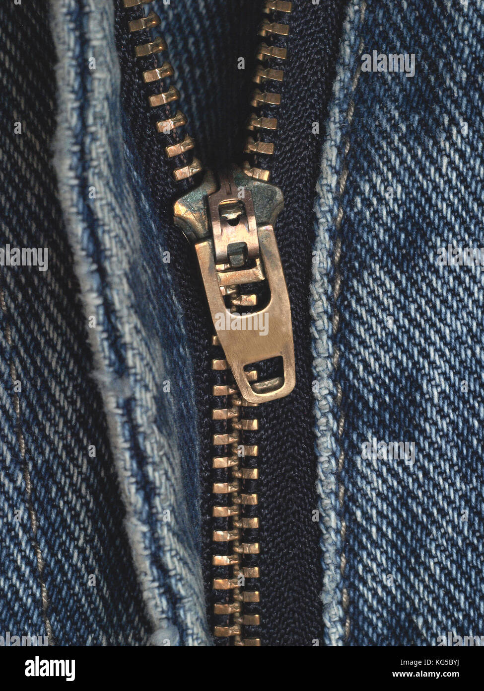 Jeans mit goldener Farbe kupfer Reißverschluss schließen Griff nach rechts Stockfoto