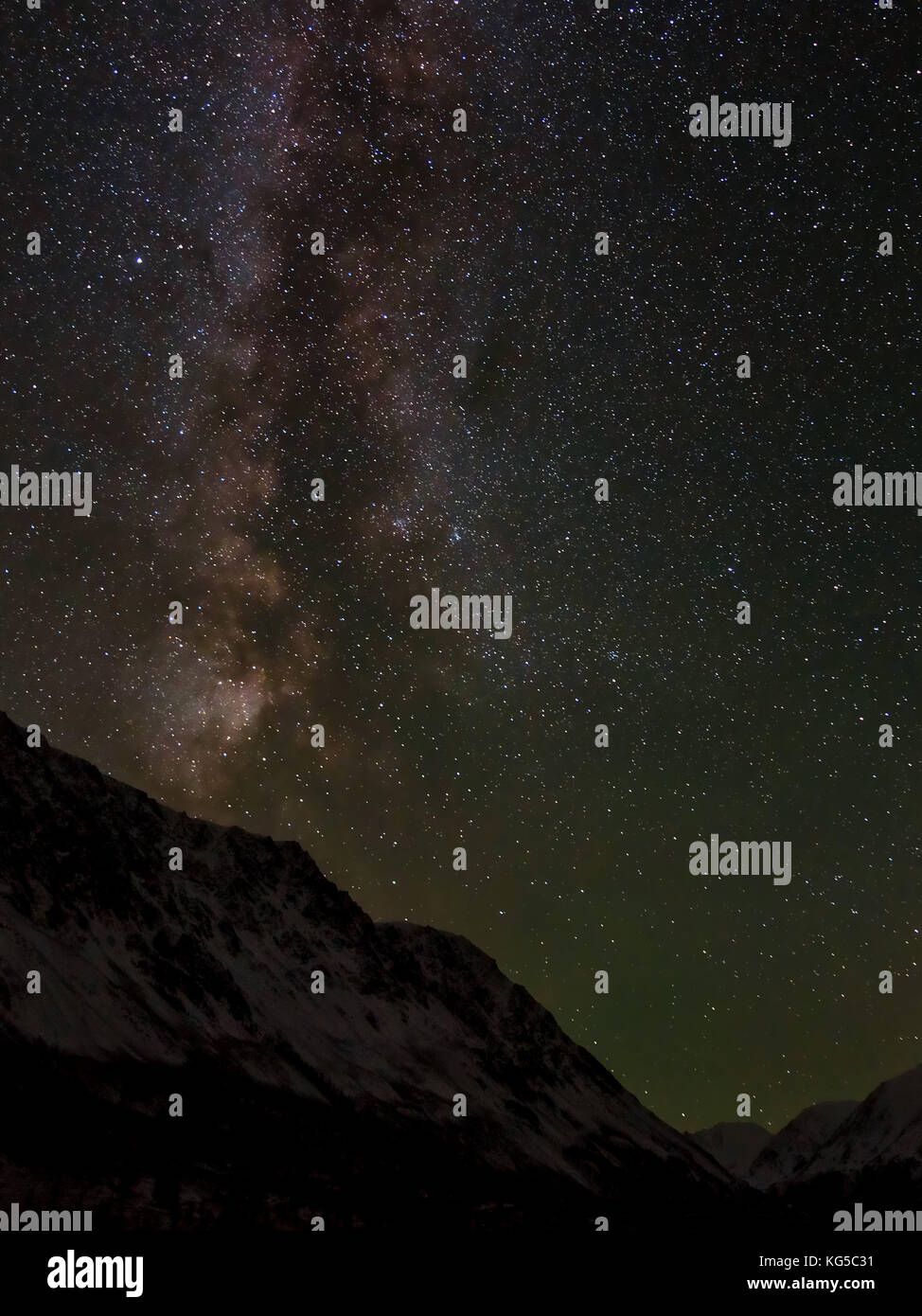 Schöne Nacht Landschaft mit Sternen und der Milchstraße auf einen dunklen Nachthimmel über Berge mit Schnee bedeckt Stockfoto