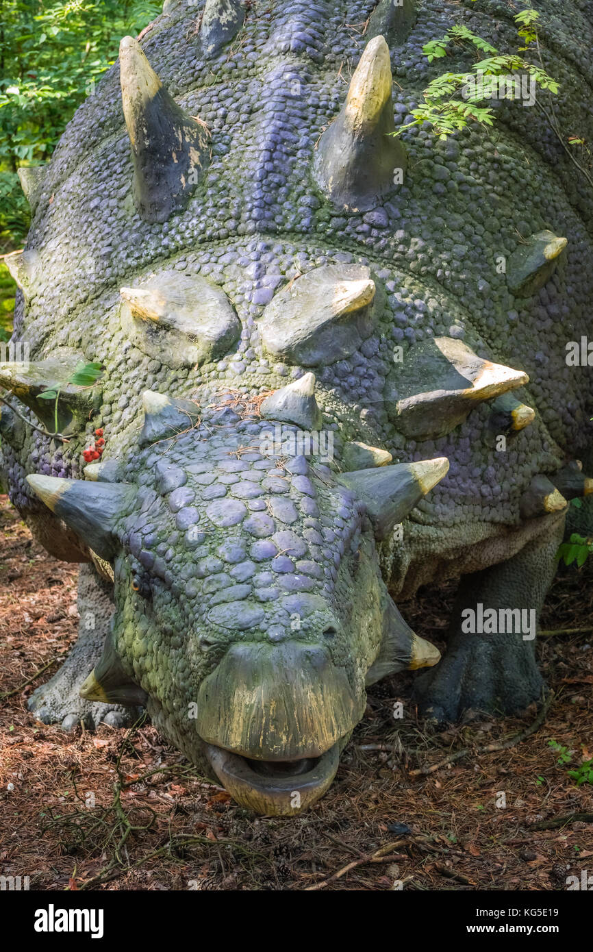 Solec kujawski, Polen - August 2017: Lebensgroßen Dinosaurier ankylosaurus Statue in einem Wald Stockfoto