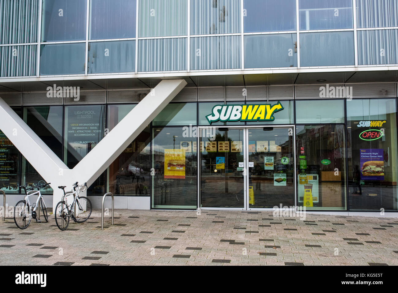 Von außen ein Zweig der U-Bahn an der Unterseite eines Bürogebäudes in Blackpool, Lancashire, Großbritannien Stockfoto