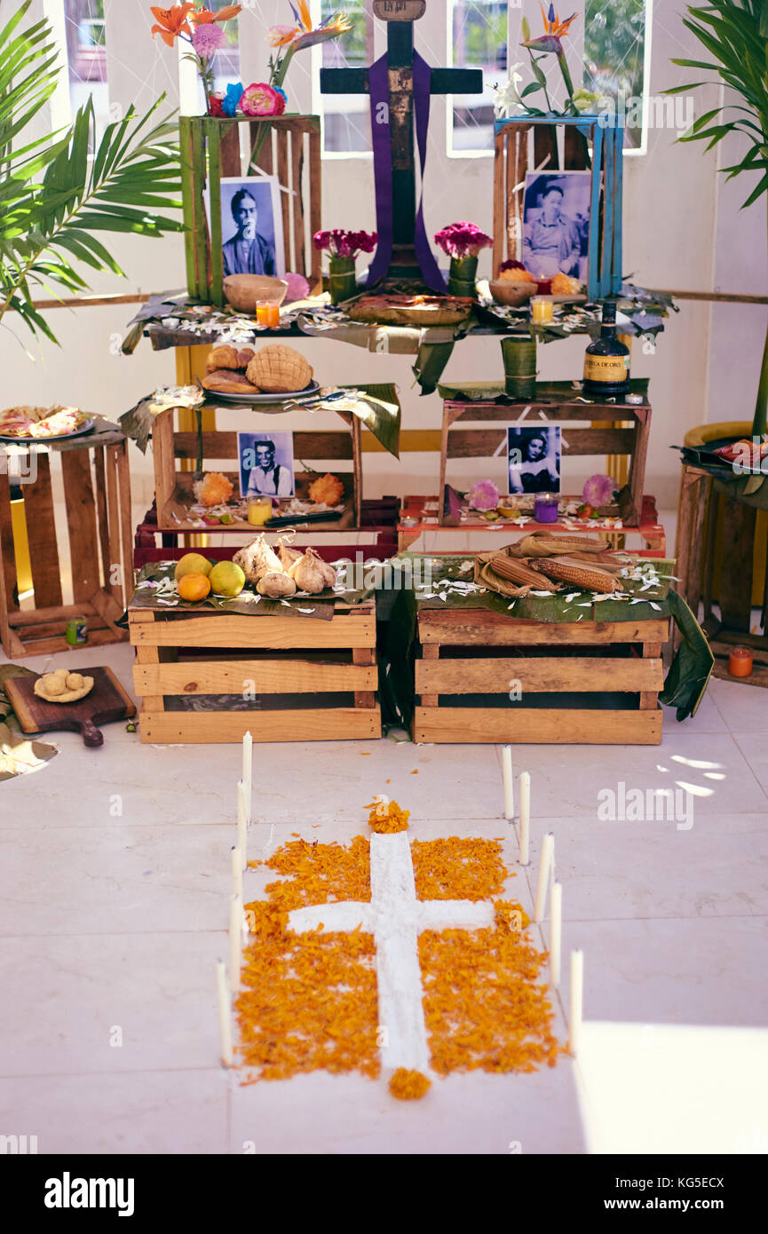 Tag der Toten in der Yucatan Halbinsel. hanal pixan, Maya tradition Bedeutung Nahrung für die Seelen der Verstorbenen. Ein Altar. Stockfoto