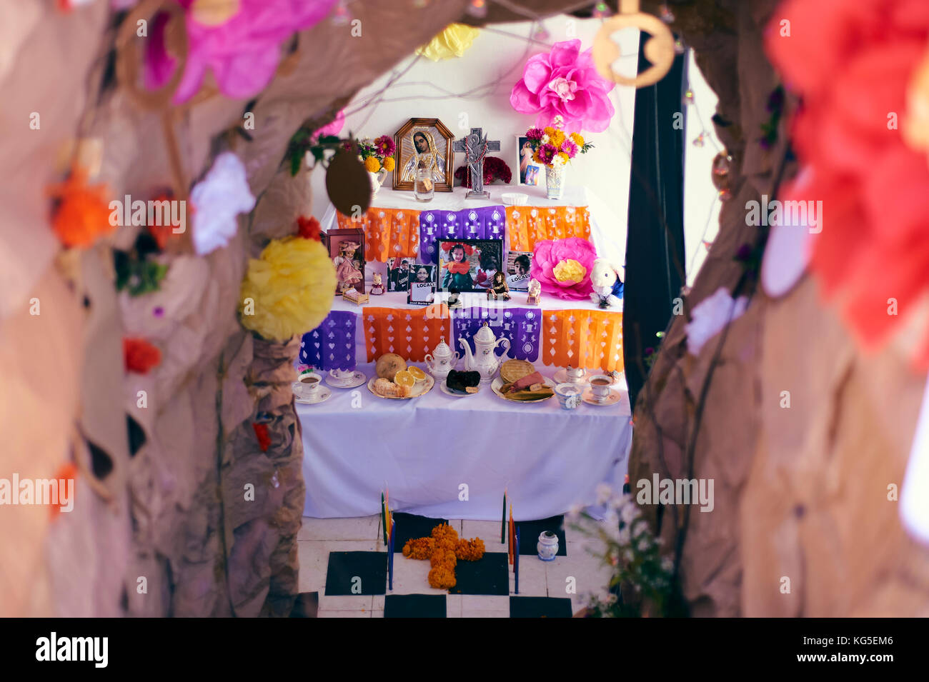 Tag der Toten in der Yucatan Halbinsel. hanal pixan, Maya tradition Bedeutung Nahrung für die Seelen der Verstorbenen. Ein Altar. Stockfoto