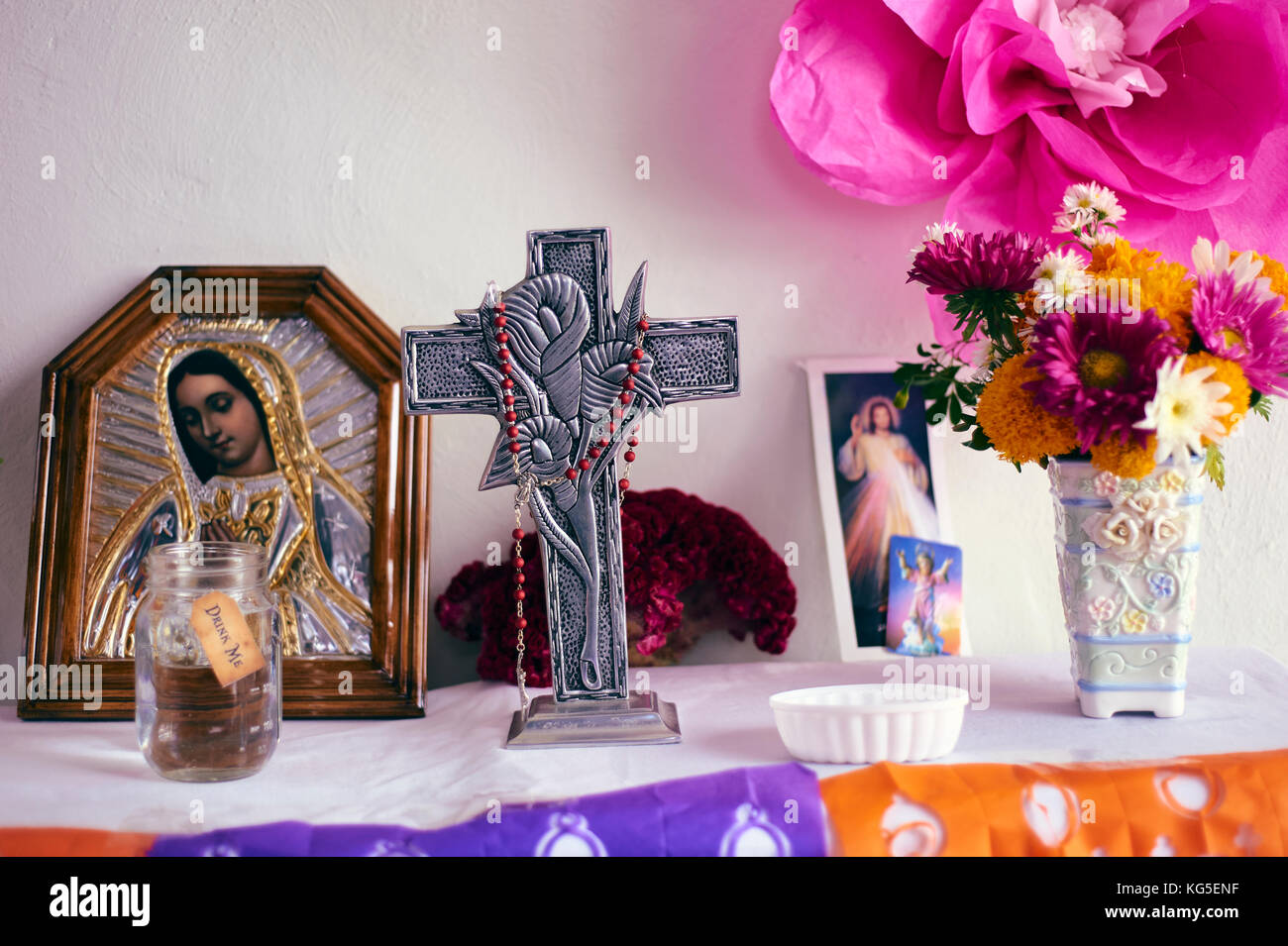 Tag der Toten in der Yucatan Halbinsel. hanal pixan, Maya tradition Bedeutung Nahrung für die Seelen der Verstorbenen. Ein Altar. Stockfoto