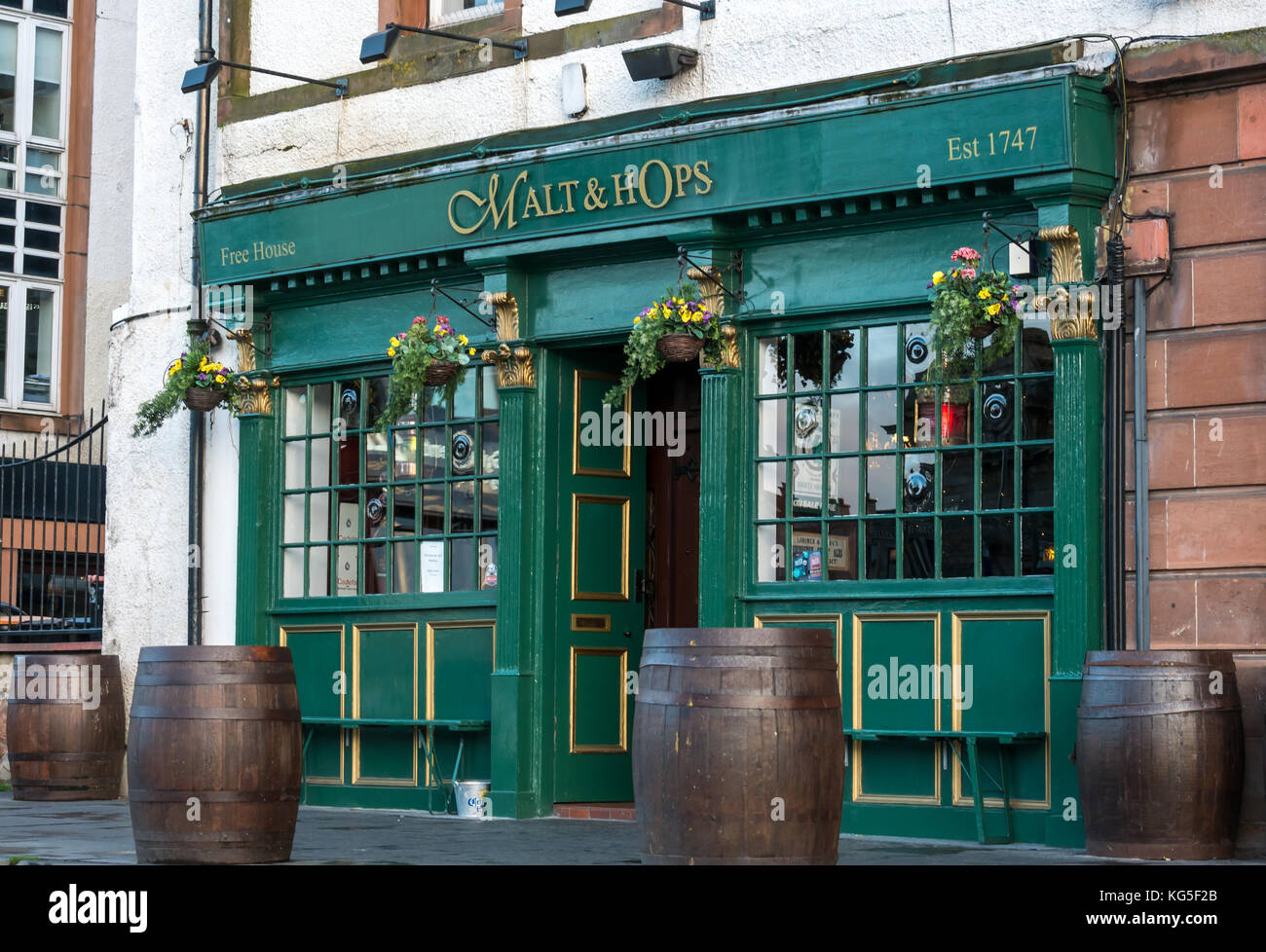 The Malt and Hops, Pub mit Whiskyfässern auf dem Bürgersteig, The Shore, Leith, Edinburgh, Schottland, VEREINIGTES KÖNIGREICH Stockfoto
