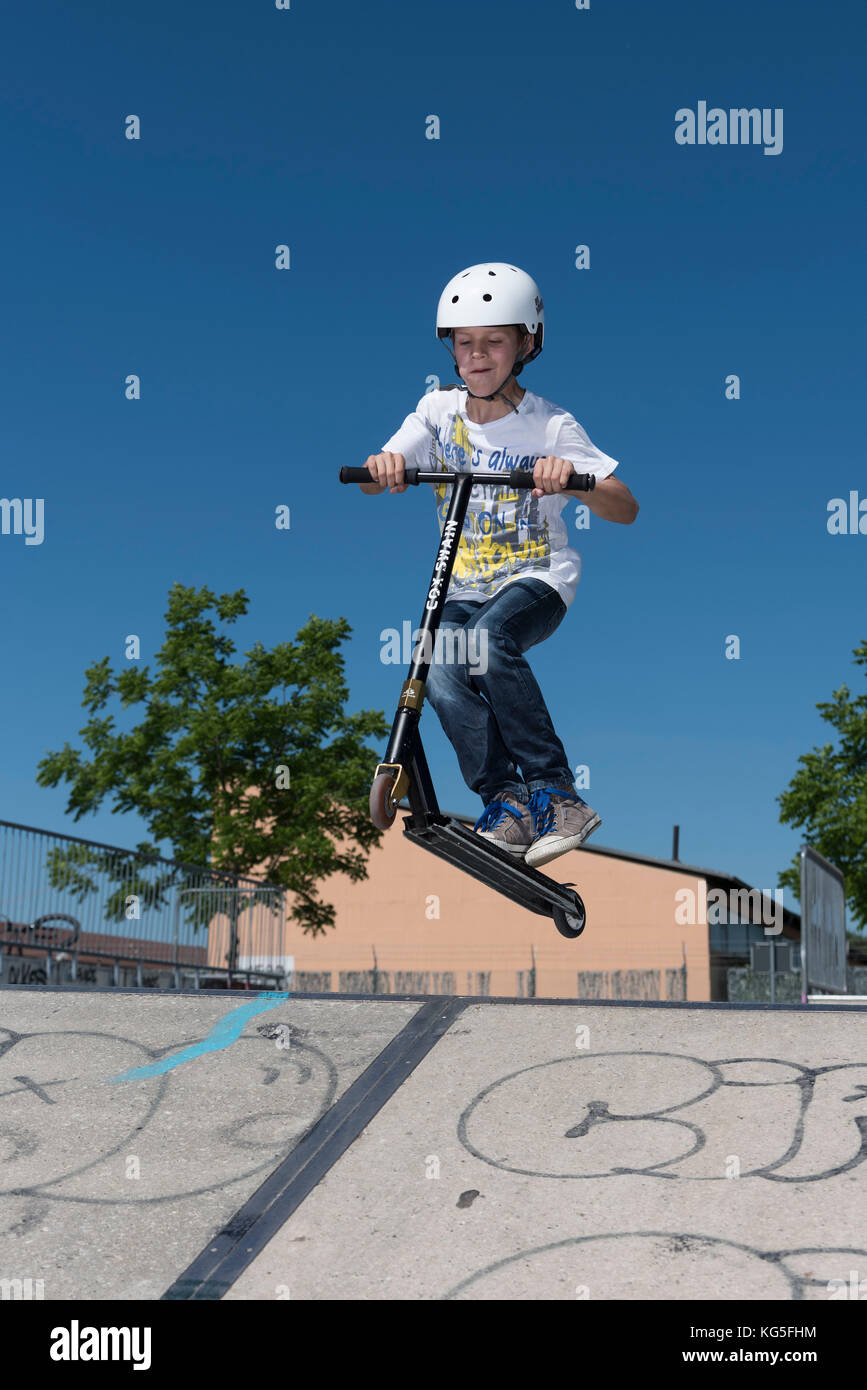 Junge auf Roller in den Skate Park Stockfoto