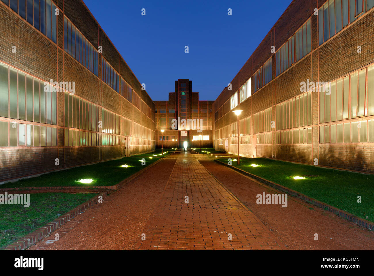 Red Dot Design Museum im Abendlicht, Zeche Zollverein, die zum UNESCO-Weltkulturerbe gehört, essen, Nordrhein - Westfalen, Deutschland Stockfoto
