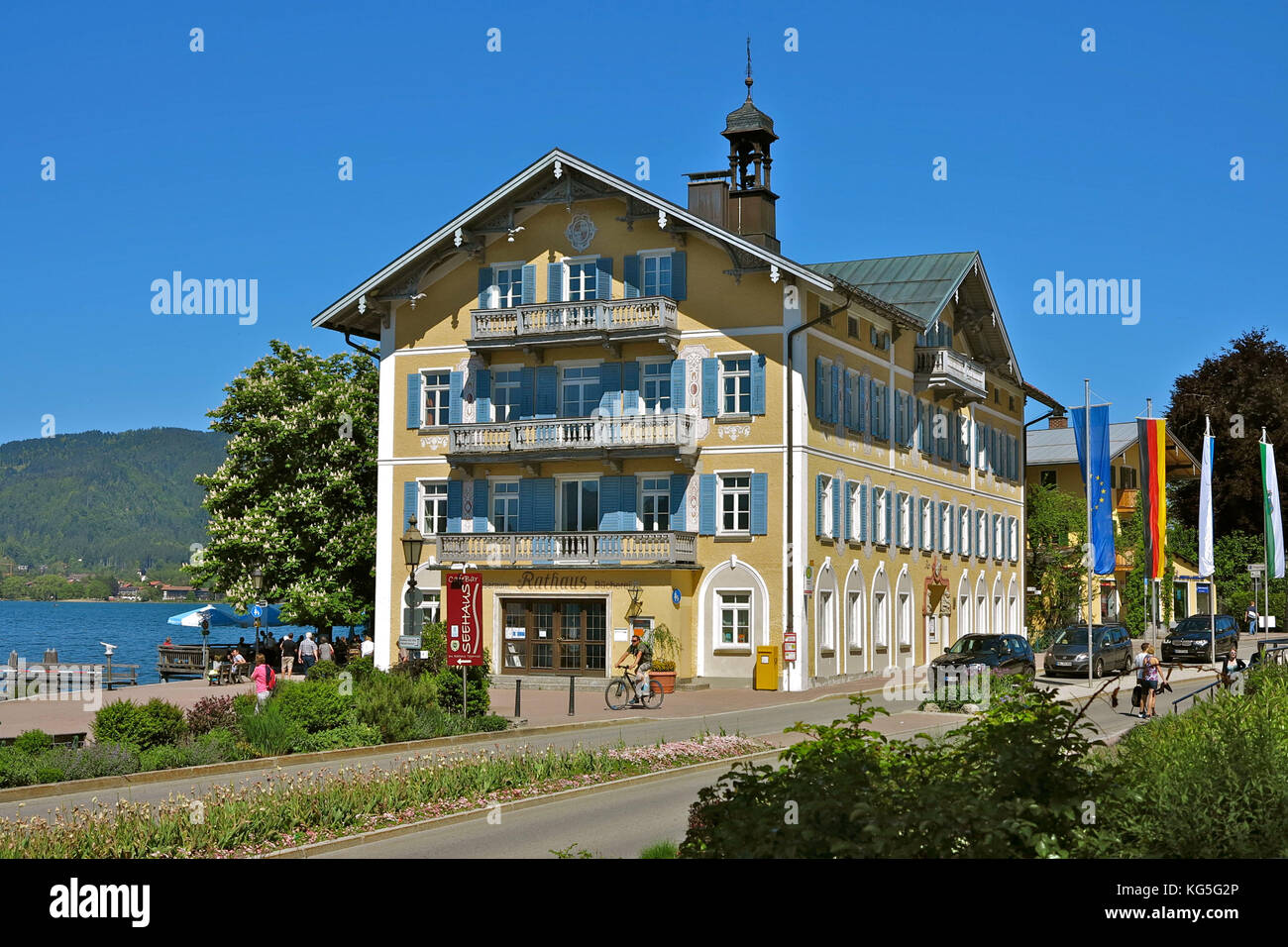 Deutschland, Bayern, Tegernsee, See, Rathaus, Straße, Autos, Fahnen, Gartenrestaurant, Stockfoto