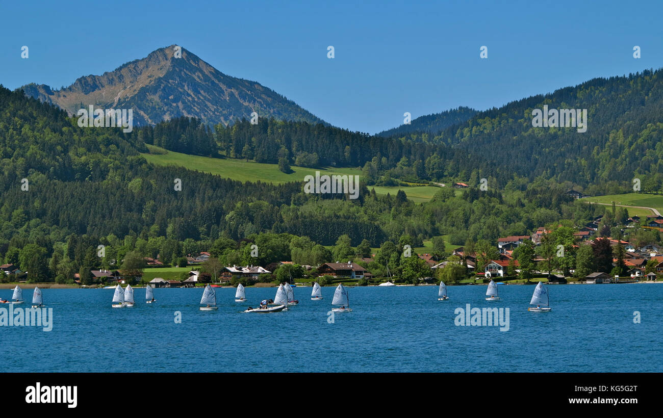 Deutschland, Bayern, Tegernsee, Segelboote, Bad Wiessee, vom Schiff, Fußweg, fockenstein (Berg) (1564 m), blauen Himmel gesehen, Stockfoto
