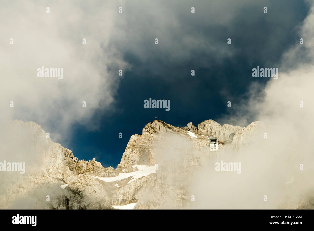 Westliche karwendel (Berg) in Wolken am Berg Seilbahn, dramatischen Lichtverhältnisse Stockfoto