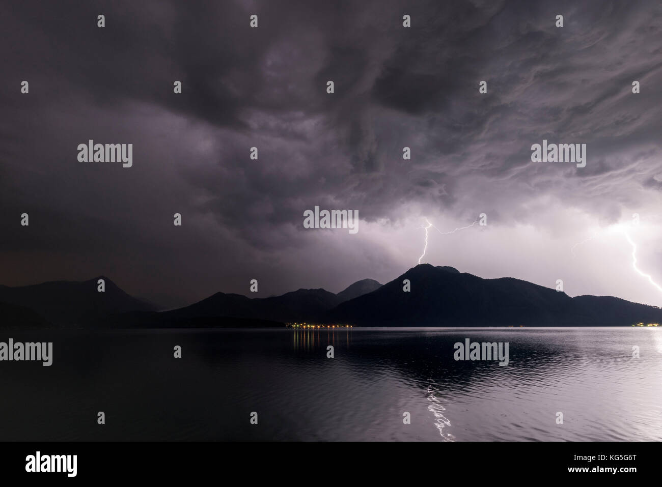 Blitzschlag in der herzogstand (Berg), walchensee (See walchen) vorne Stockfoto