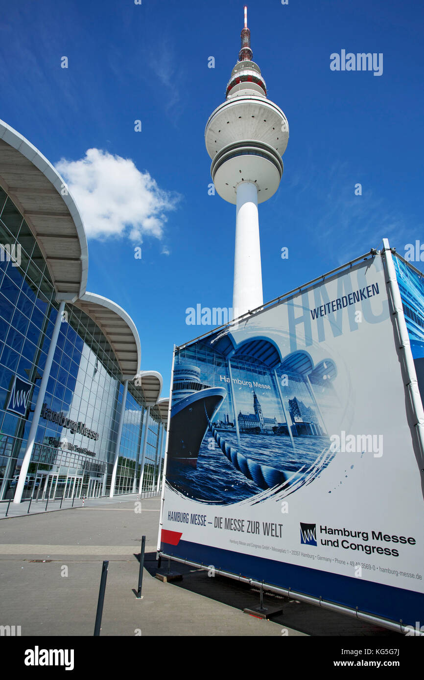 Vor dem Haupteingang der Hamburger Messehallen und dem Heinrich-Hertz-Turm. Stockfoto