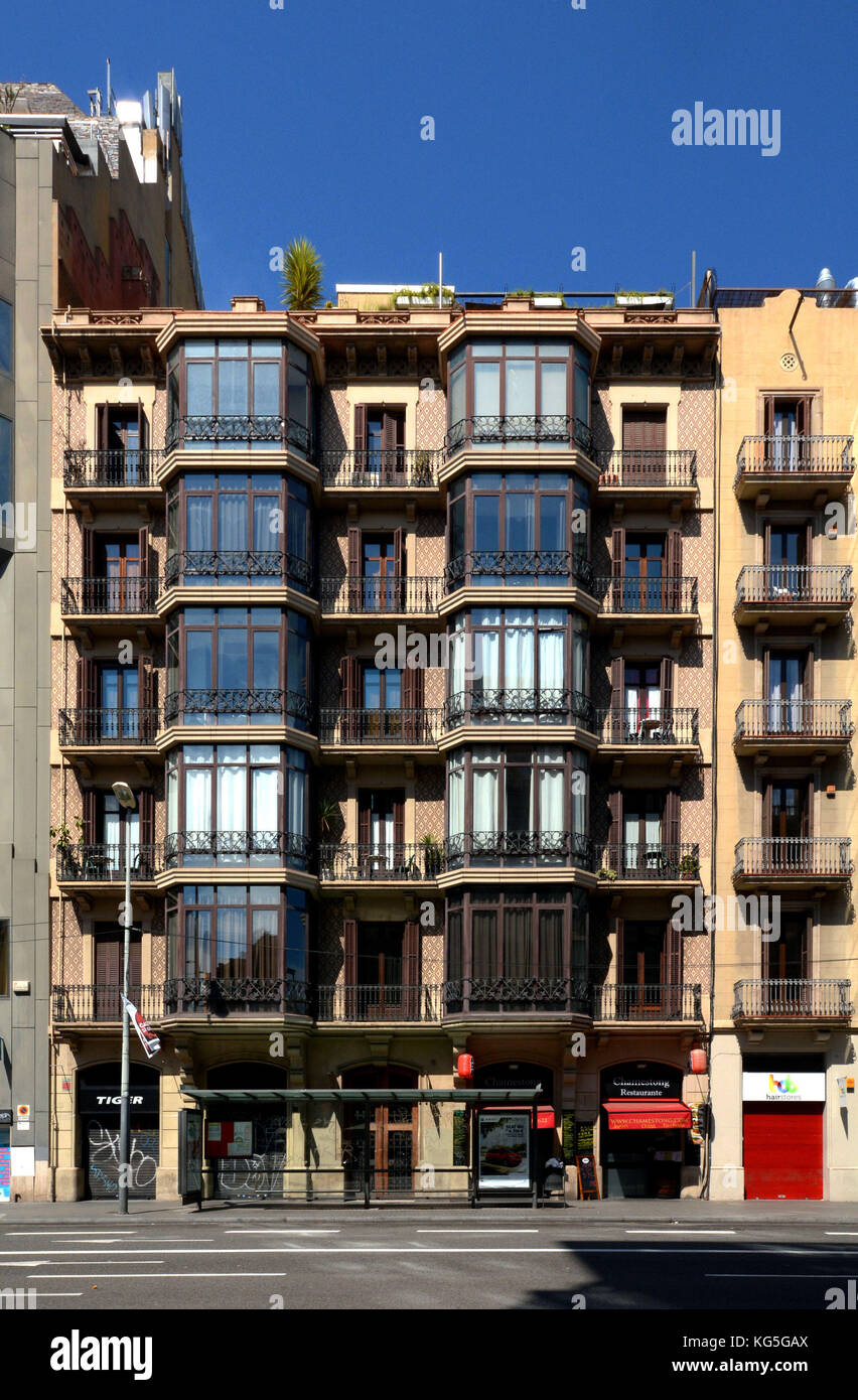 Barcelona, Katalonien, Spanien. Bauarchitektur an der Ronda de la Universitat im Stadtteil Eixample in der katalanischen Hauptstadt. Stockfoto