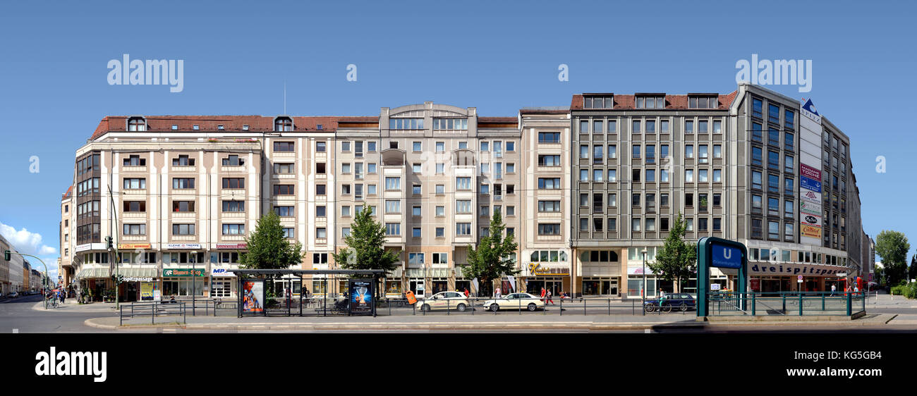 Berlin, Mitte, Friedrichstraße, Nordseite der Spree, vorgefertigte Gebäude in linearer Darstellung, Streetline multiperspektivische photographieim Detail werden einige Straßenbahndrähte wegen der Bildkomposition geschnitten. Stockfoto