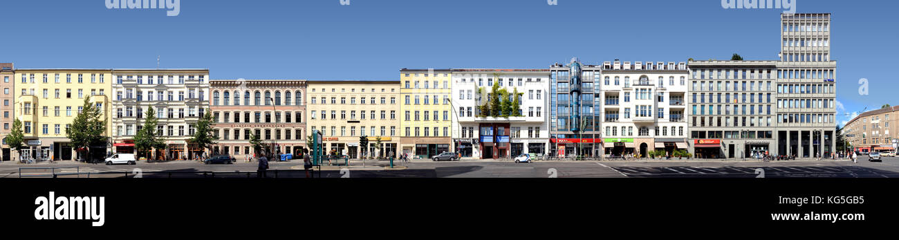 Berlin, Mitte, Friedrichstraße, Nordseite der Spree, in linearer Darstellung, Streetline multiperspektivische photographieim Detail werden einige Straßenbahndrähte wegen der Bildkomposition geschnitten. Stockfoto