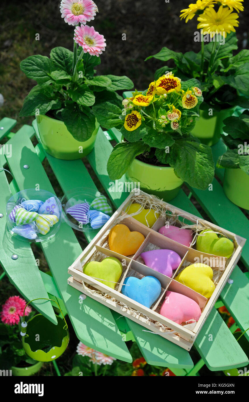 Feder Dekoration mit Blumentöpfen und farbigen Herzen, close-up Stockfoto