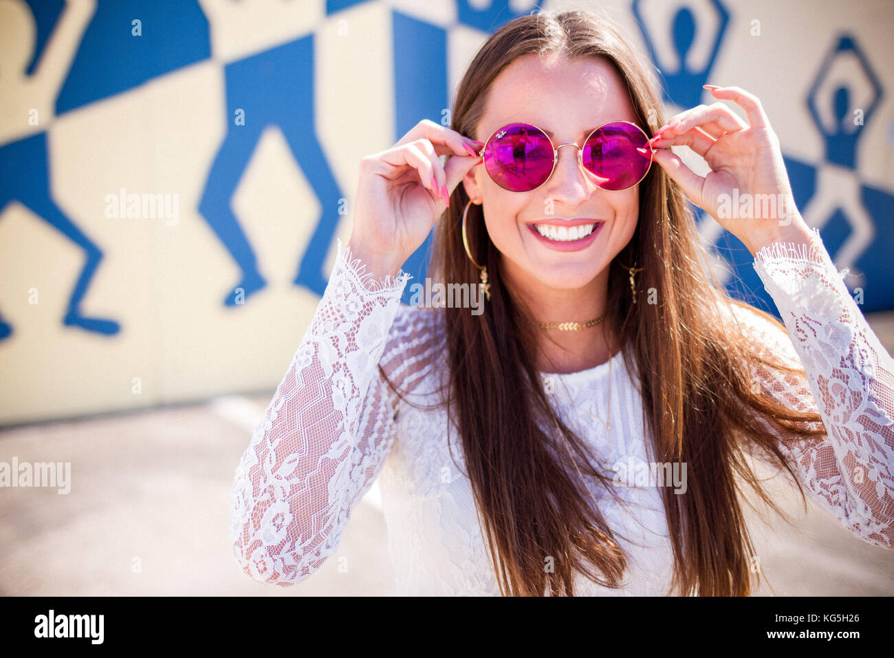 Junge Frau, Porträt, Haare, Mode, Fashion, sonnig, rosa Sonnenbrille Stockfoto