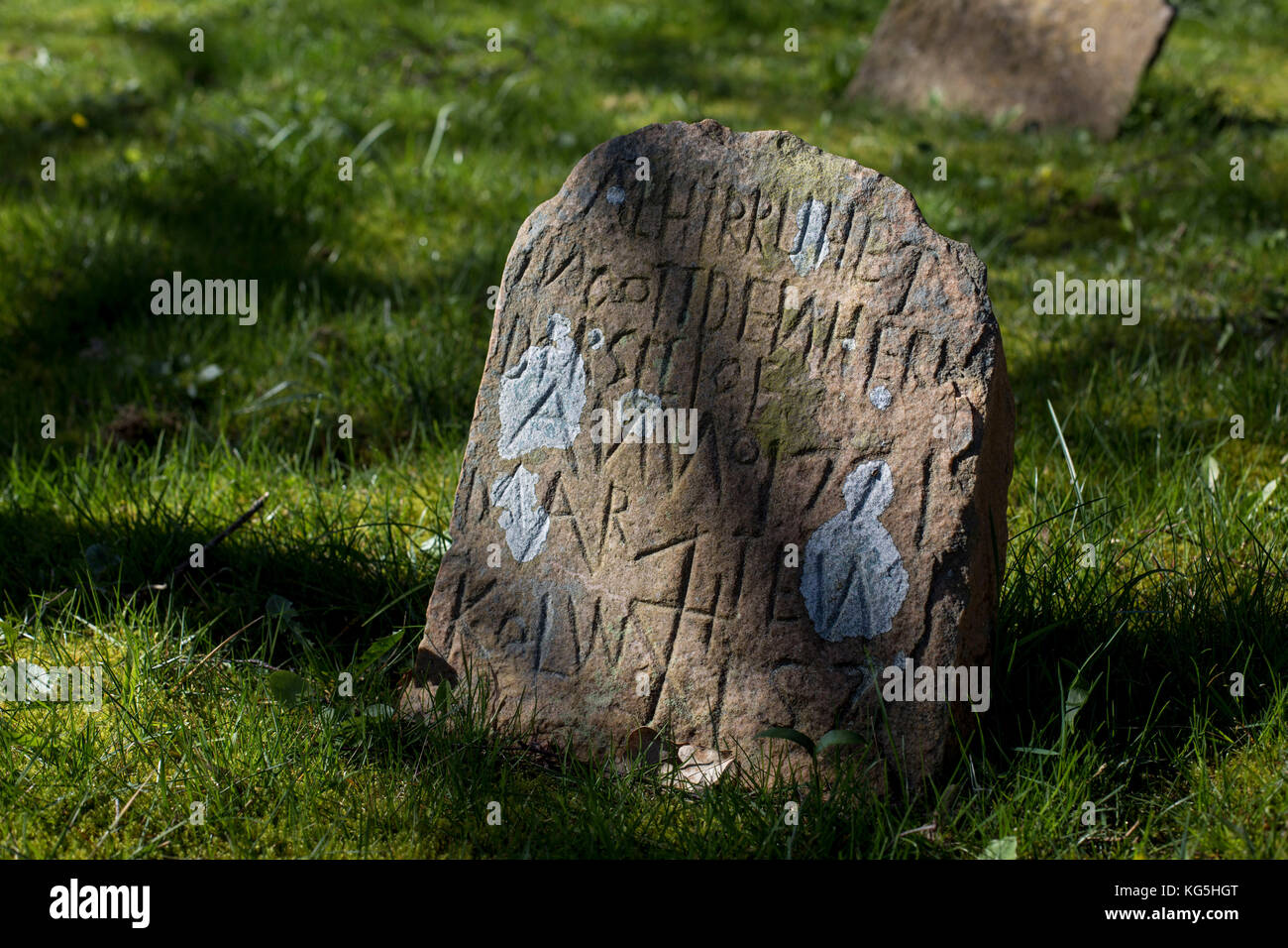 Runen auf einem alten Grabstein auf dem Friedhof der Insel Hiddensee, Deutschland Stockfoto