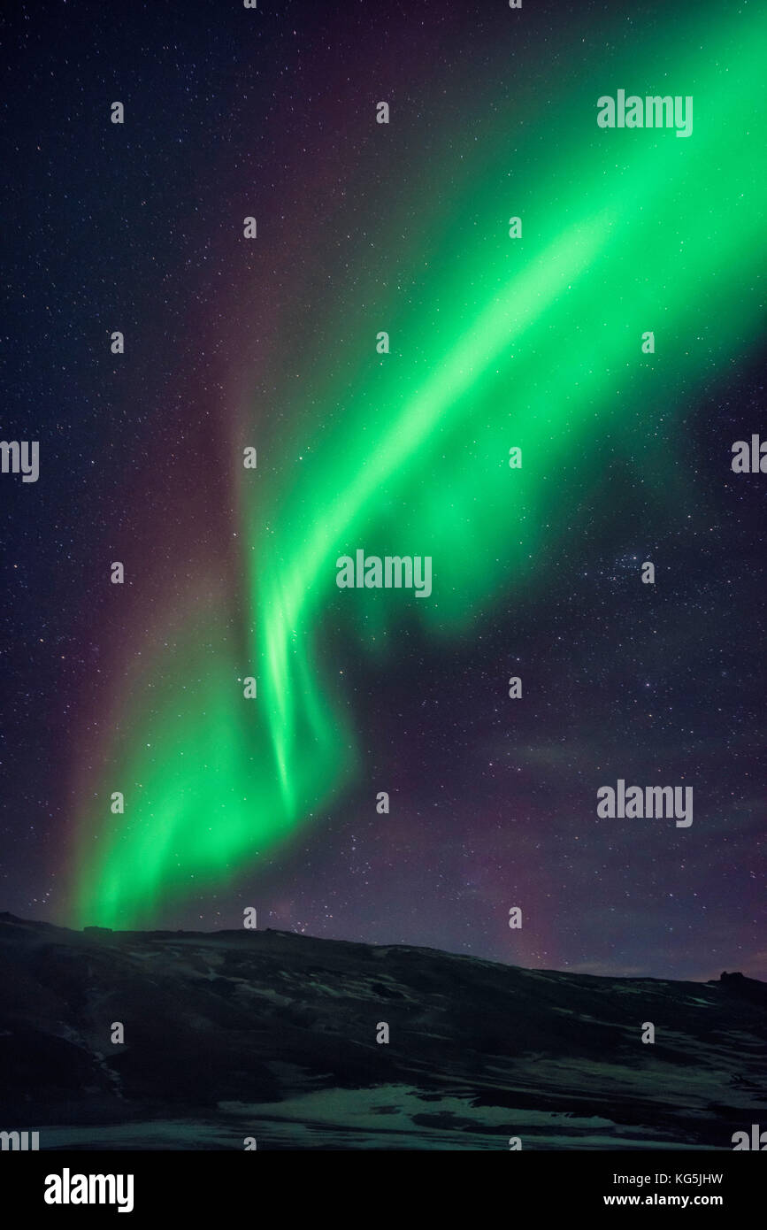 Aurora borealis oder Nordlicht, Island. geothermische Gebiet im Norden Island von namaskard Mountain Pass. Stockfoto