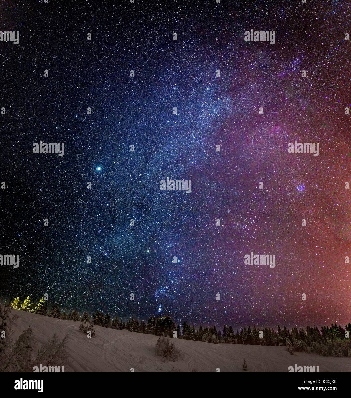 Milchstraße mit Aurora Borealis oder Nordlichter. Gefrorene Landschaft, kalte Temperaturen bis -47 grad celsius, Lappland, Schweden Stockfoto