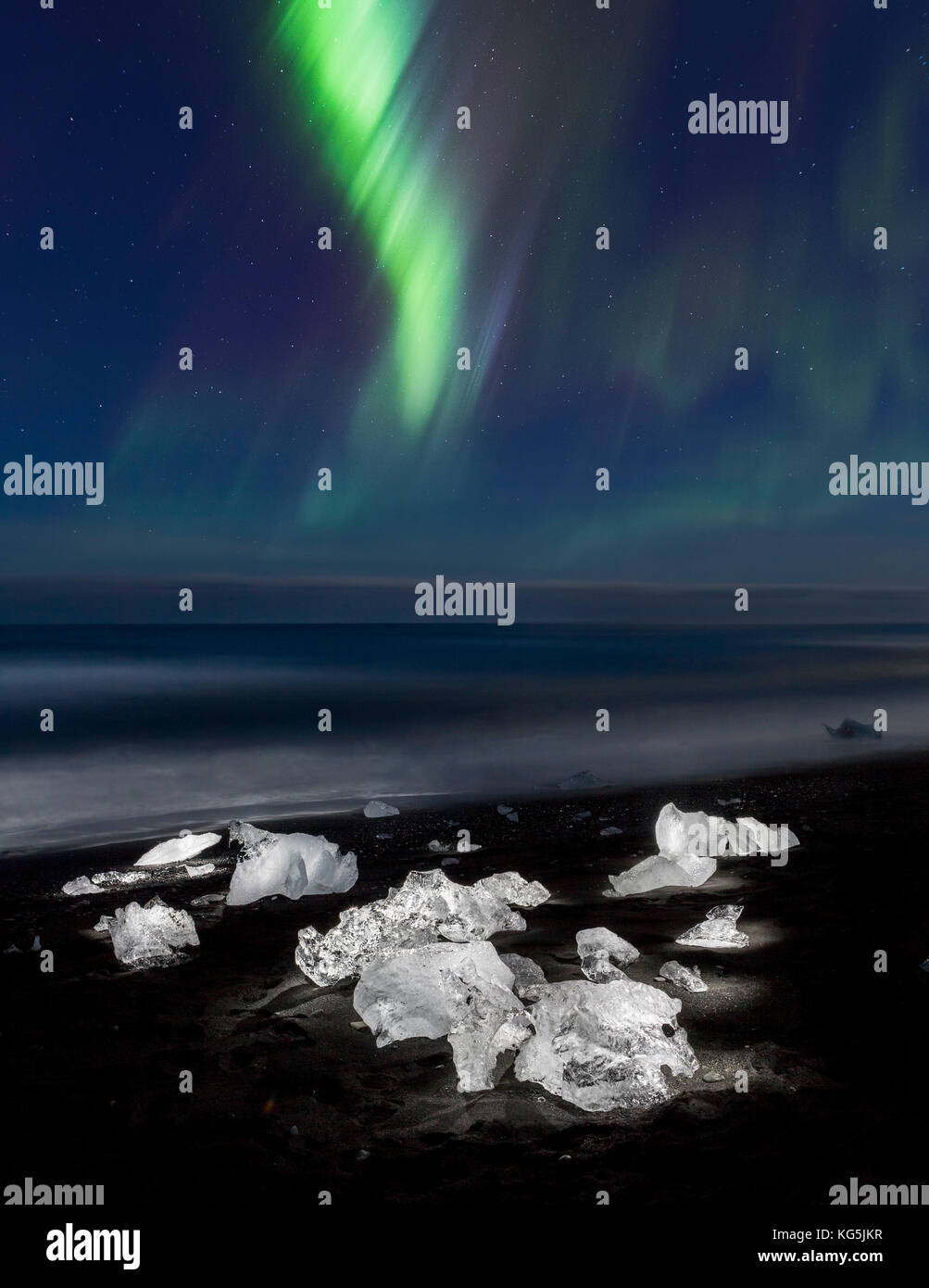 Aurora borealis und Eisberge auf dem schwarzen Sand, breidamerkursandur, Island Stockfoto