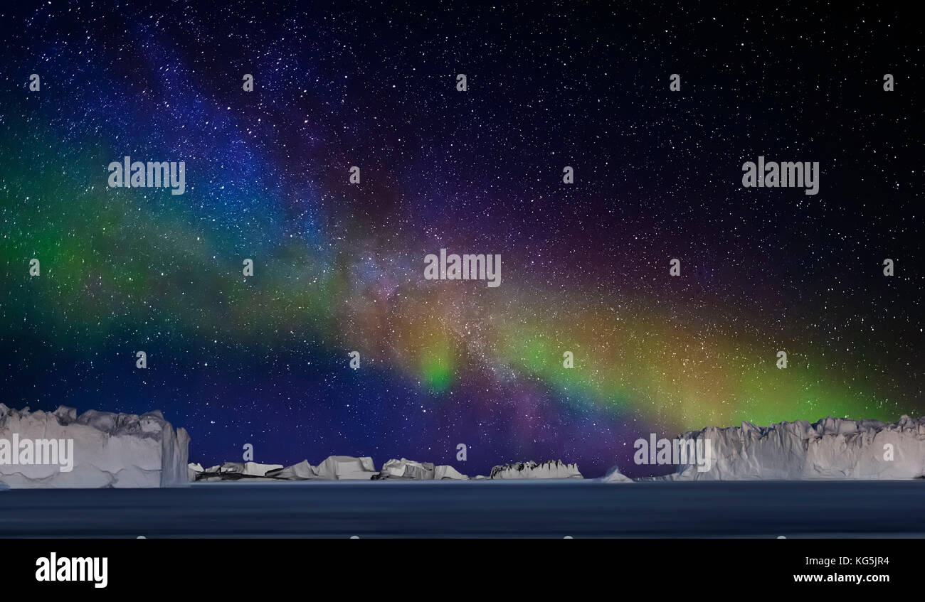 Digital Composite - Aurora Borealis oder Nordlichter in Island und Eisberge in Grönland. Stockfoto
