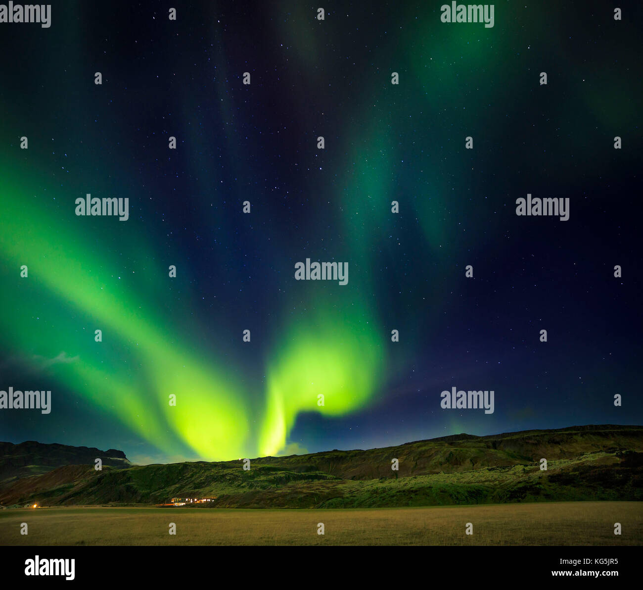 Nordlichter im Thingvellir National Park. Hotel ION im Vordergrund, in der Nähe von Nesjavellir Geothermal Power Palnt. Thingvellir ist ein UNESCO-Weltkulturerbe. Stockfoto