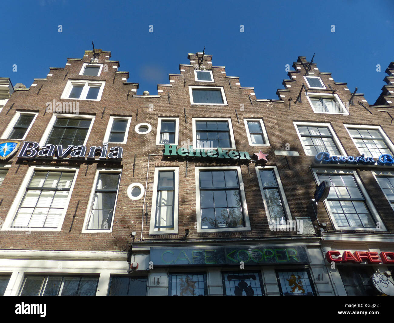 Amsterdam Stadthäuser mit Bier anzeigen Stockfoto