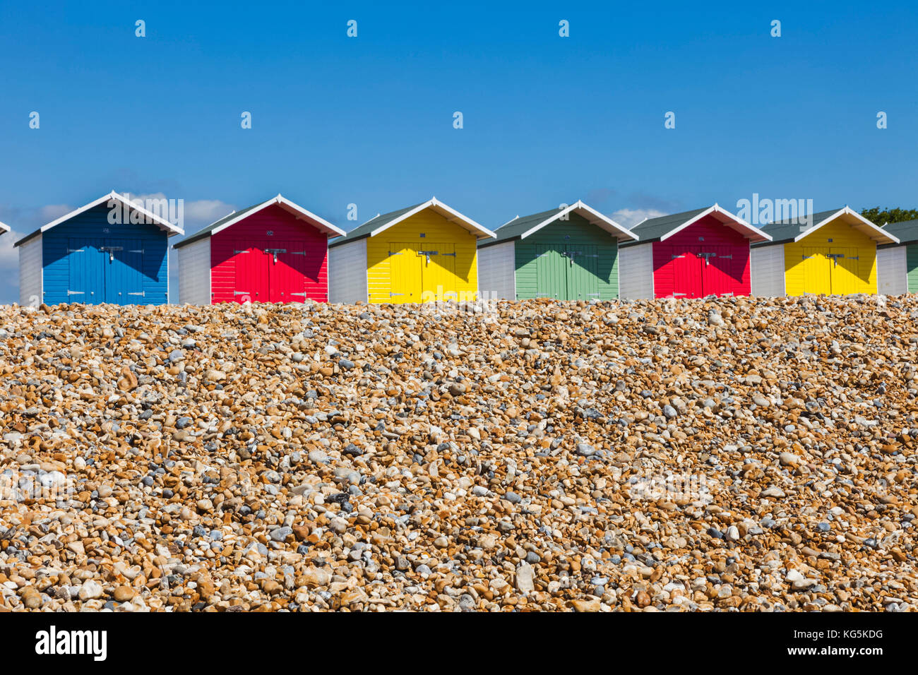 England, East Sussex, Eastbourne, Brighton Beach, bunten Badekabinen Stockfoto