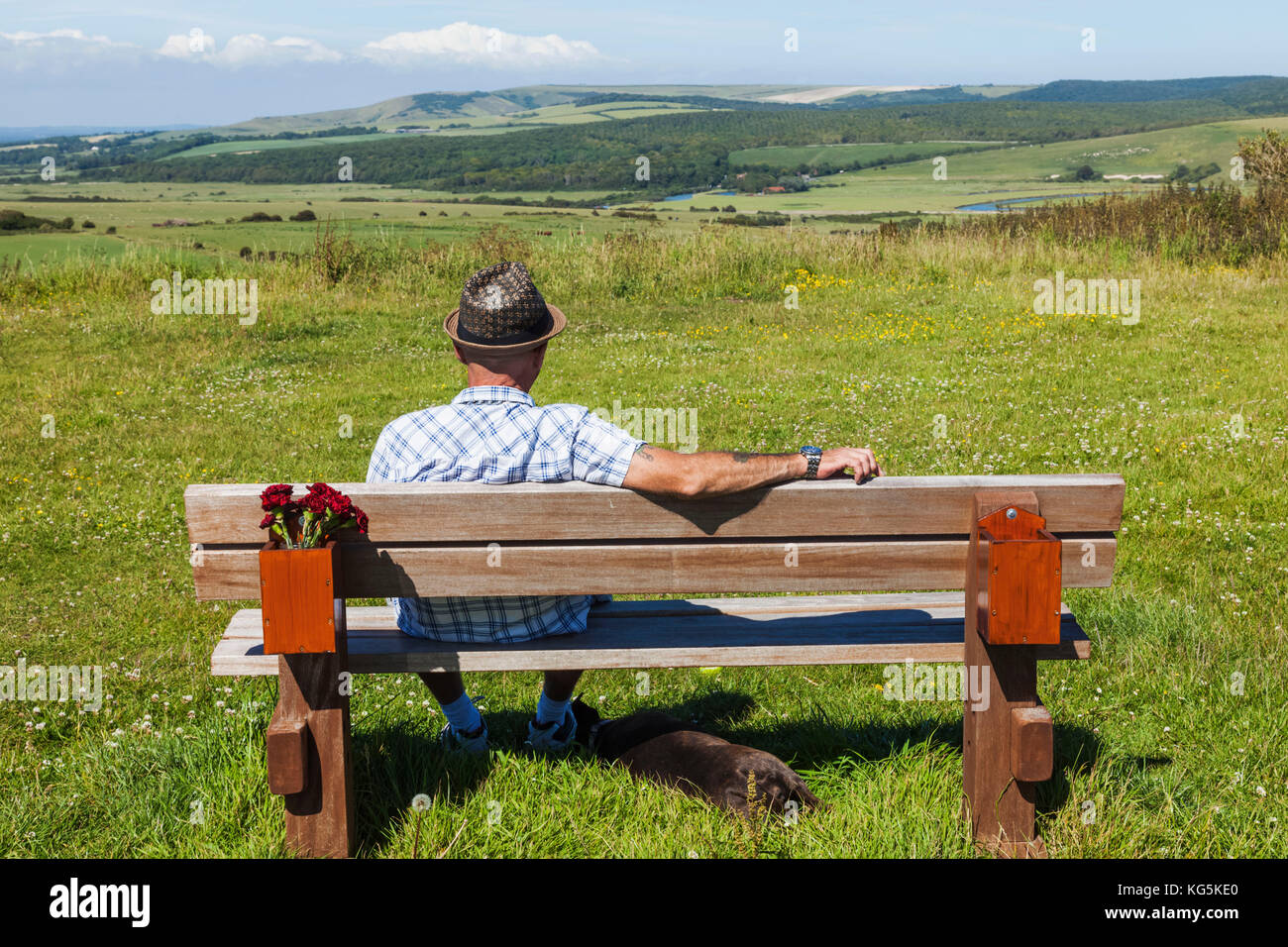 England, East Sussex, Eastbourne, South Downs National Park, Mann sitzt auf einer Parkbank Stockfoto