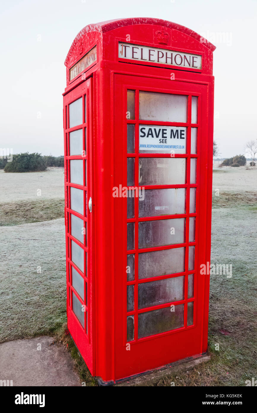 England, Hampshire, New Forest, traditionelle rote Telefonzelle Stockfoto
