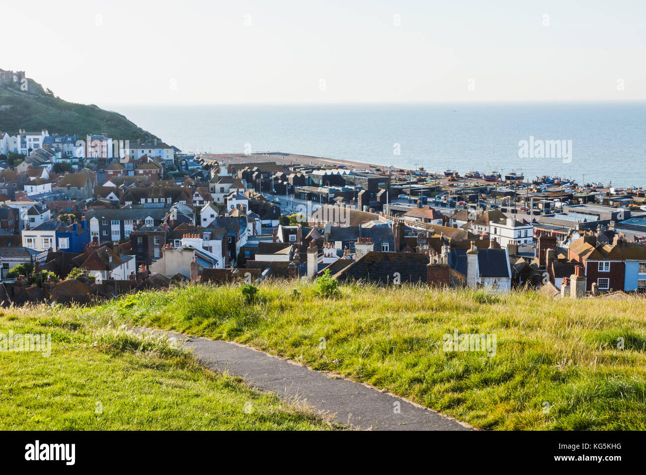 England, East Sussex, Hastings, Blick auf die Altstadt von West Hill Stockfoto