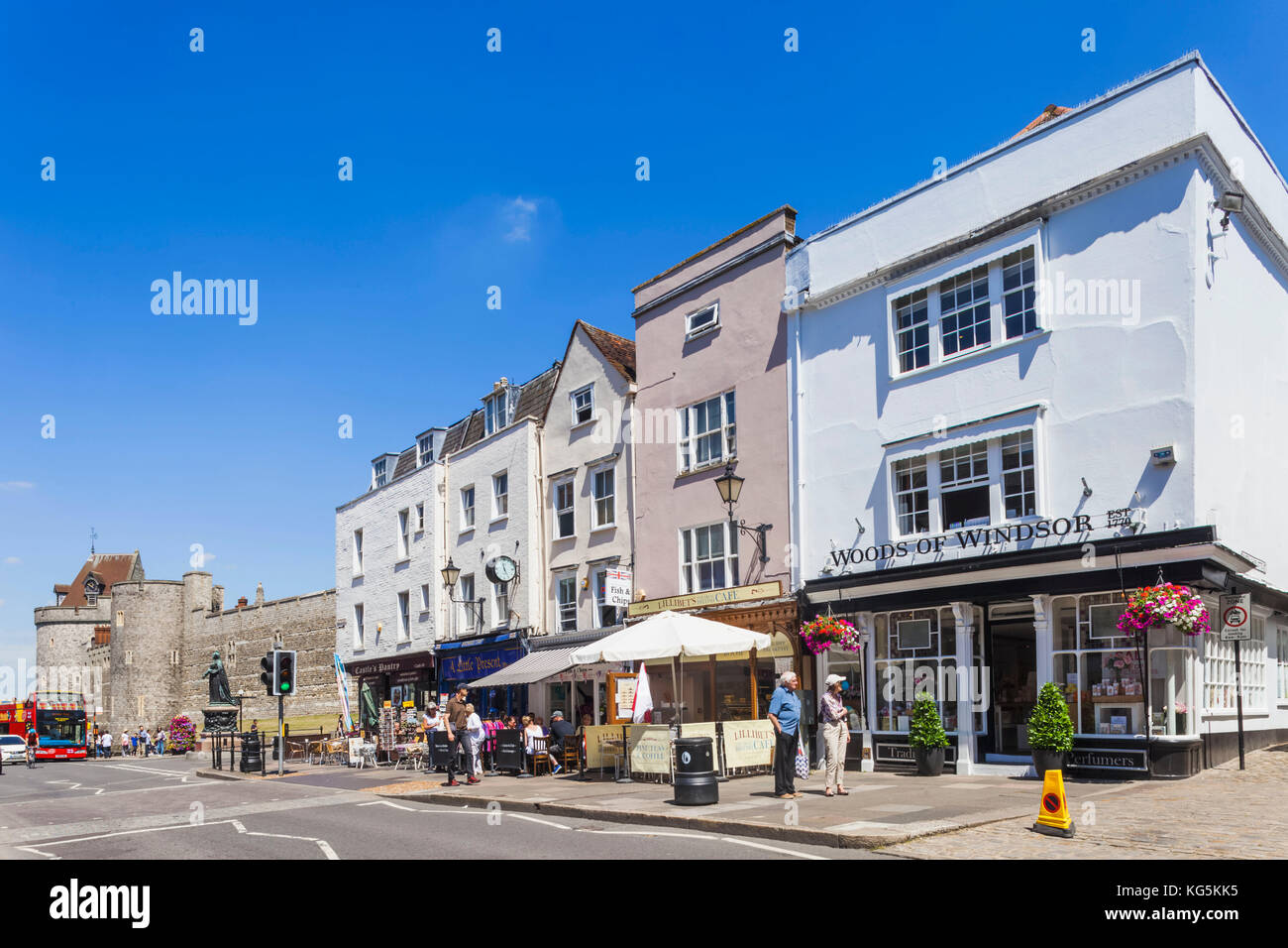 England, Berkshire, Windsor, Geschäfte und Windsor Castle Stockfoto