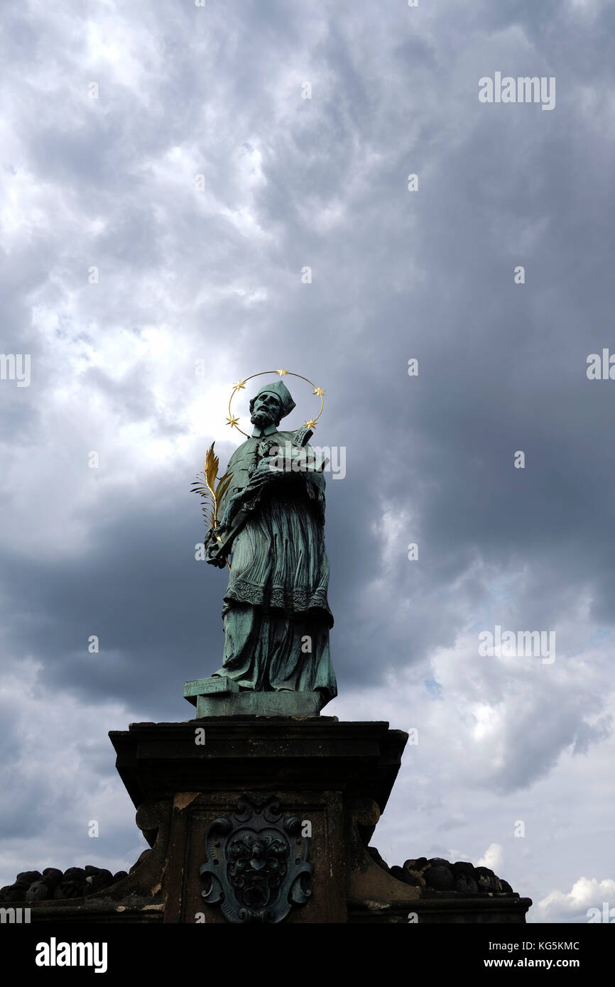 Europa, Tschechien, Prag, Karlsbrücke, Johannes Nepomuk Statue Stockfoto