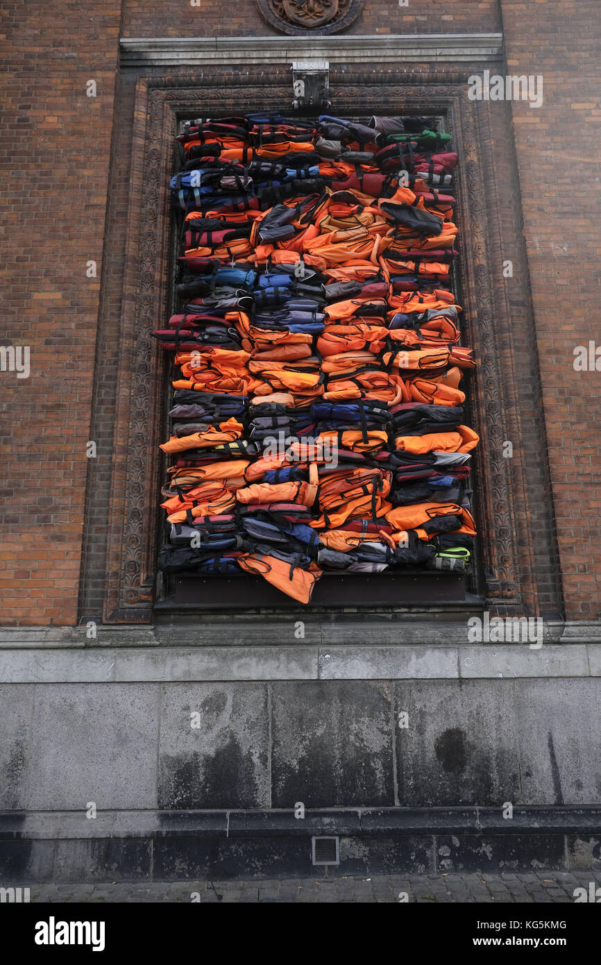 Europa, Dänemark, Kopenhagen, Artwork mit Schwimmwesten Stockfoto