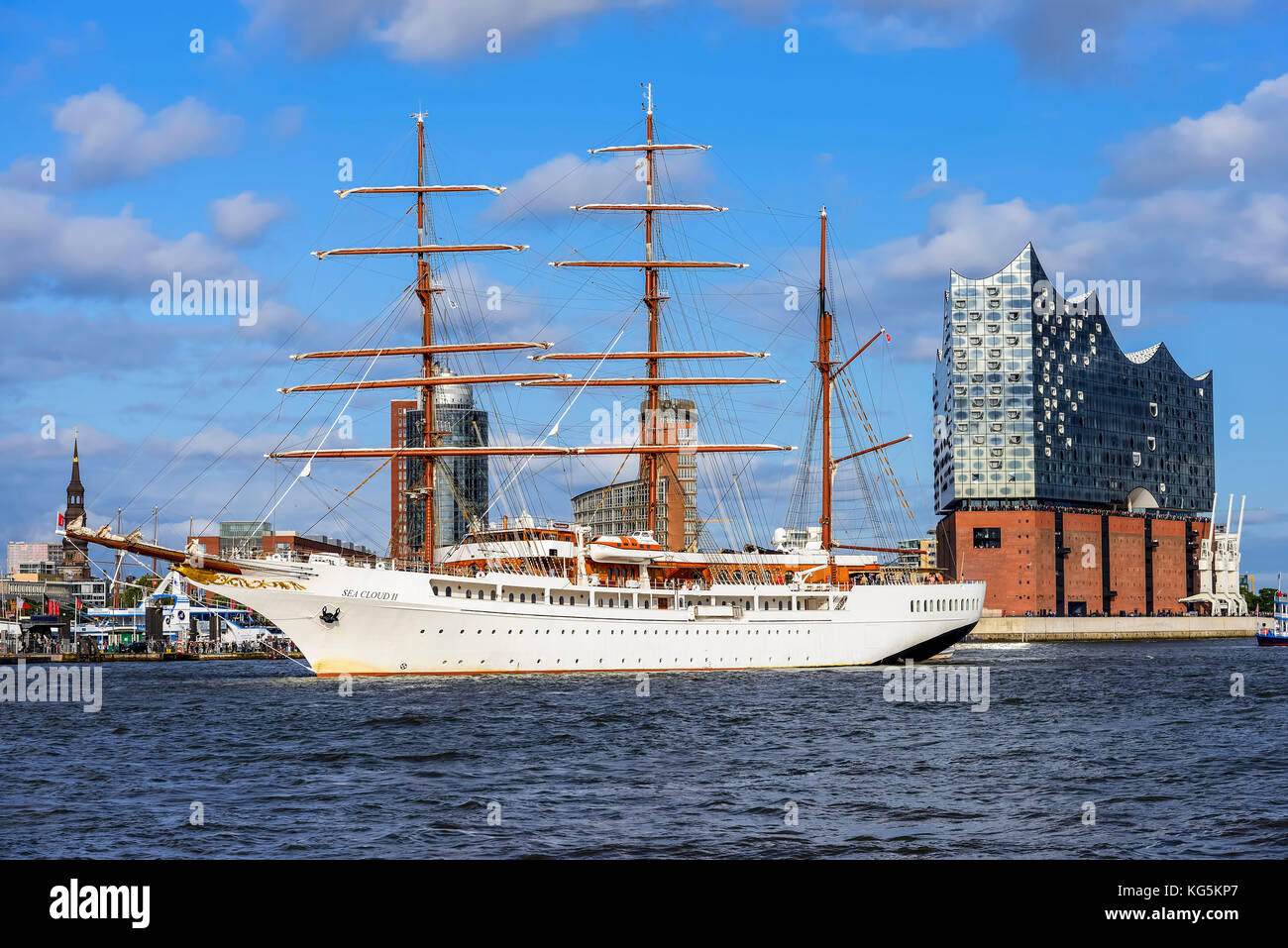 Deutschland, Hamburg, Hamburg Hafen, Kreuzfahrtschiff, Segelschiff, Sea Cloud II, Elbphilharmonie Stockfoto