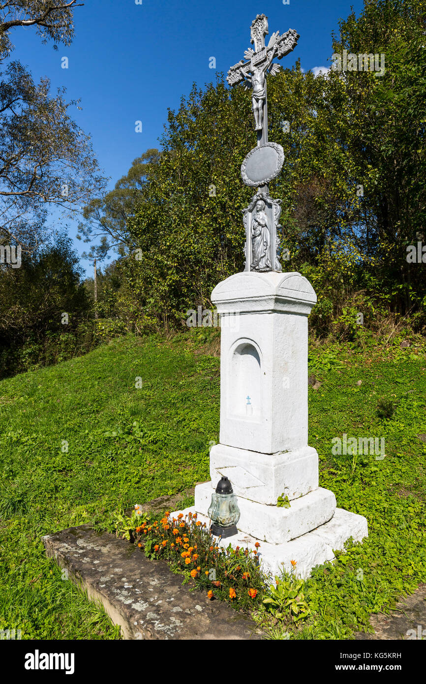 Europa, Polen, Woiwodschaft Podkarpackie, Bieszczady, Duszatyn, Jeziorka Duszatynskie - Duszatynskie Seen, Wegkreuz Stockfoto