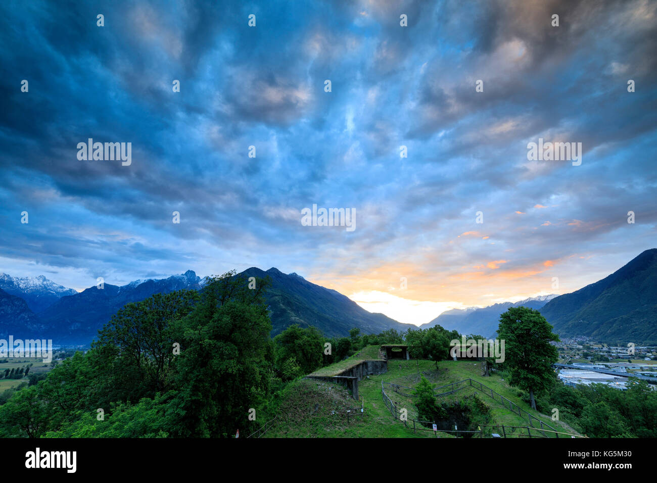Rosa Wolken in der Morgendämmerung auf der alten Festung Fuentes von grünen Hügeln eingerahmt Colico lecco Provinz Lombardei valtellina Italien Europa Stockfoto