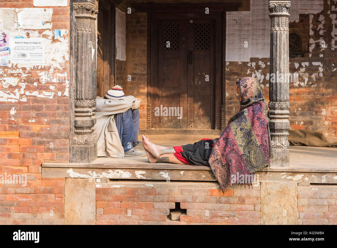 Bhaktapur, Kathmandu, Bagmati Gegend, Nepal Menschen schlafen auf einem Felsvorsprung. Stockfoto